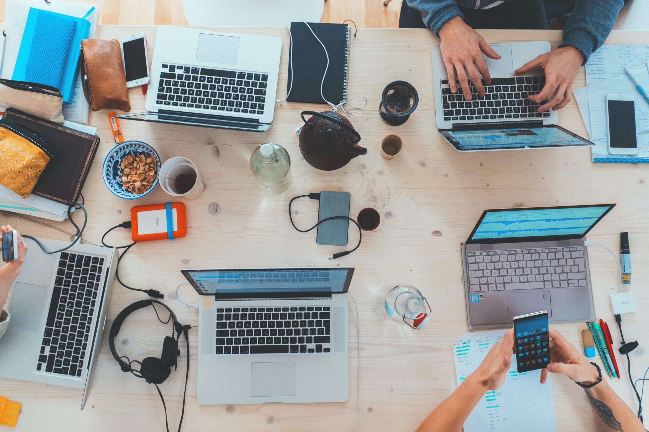 laptops-on-desk-graphic-design